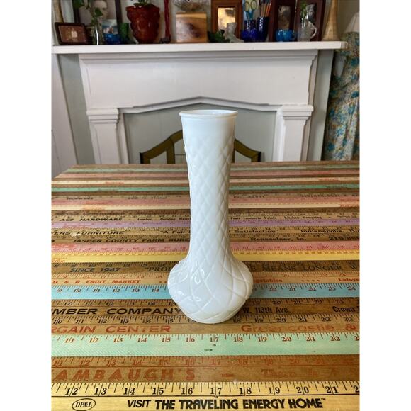 Hoosier Quilted Criss Cross Pattern Milk Glass Vase 4093 - Picture 3 of 8